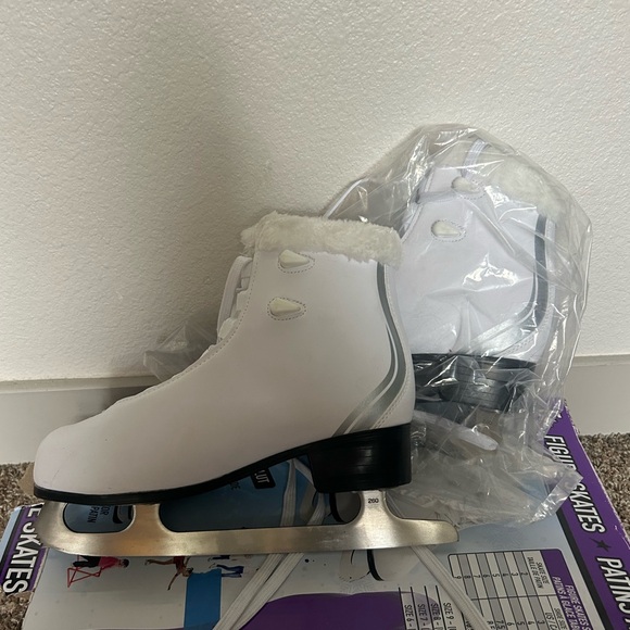 Brand New Size 8 Ice Skates - Picture 1 of 3